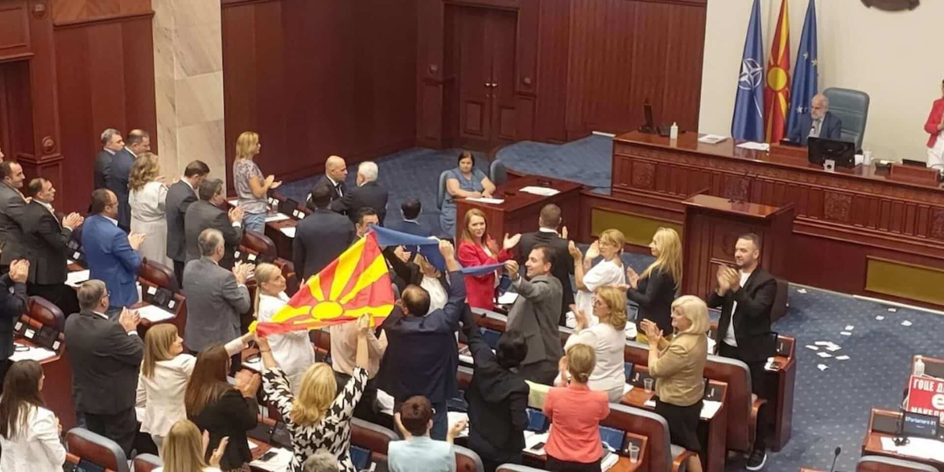 Η Βουλή στη Βόρεια Μακεδονία ενέκρινε τον συμβιβασμό με τη Βουλγαρία