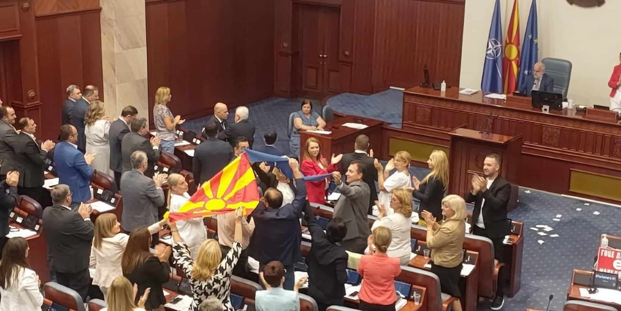 Η Βουλή στη Βόρεια Μακεδονία ενέκρινε τον συμβιβασμό με τη Βουλγαρία