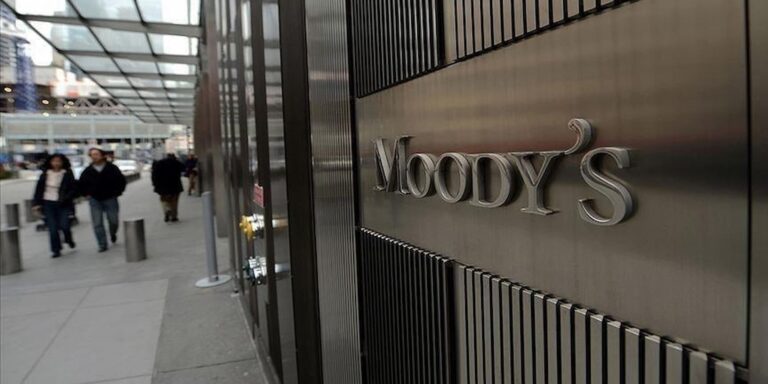 Moody’s: Δεν έδωσε την επενδυτική βαθμίδα στην Ελλάδα – Αναβάθμισε σε θετικές τις προοπτικές της
