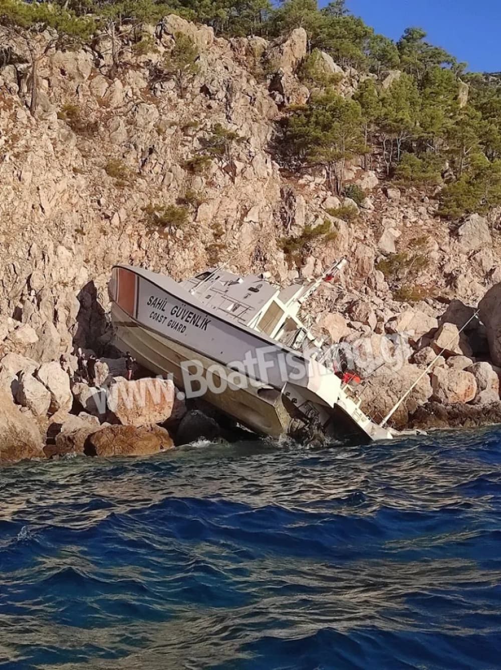 Το τουρκικό σκάφος που προσέκρουσε στα βράχια 