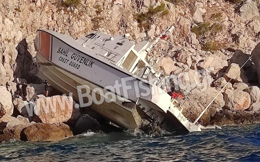 Το τουρκικό σκάφος που προσέκρουσε στα βράχια