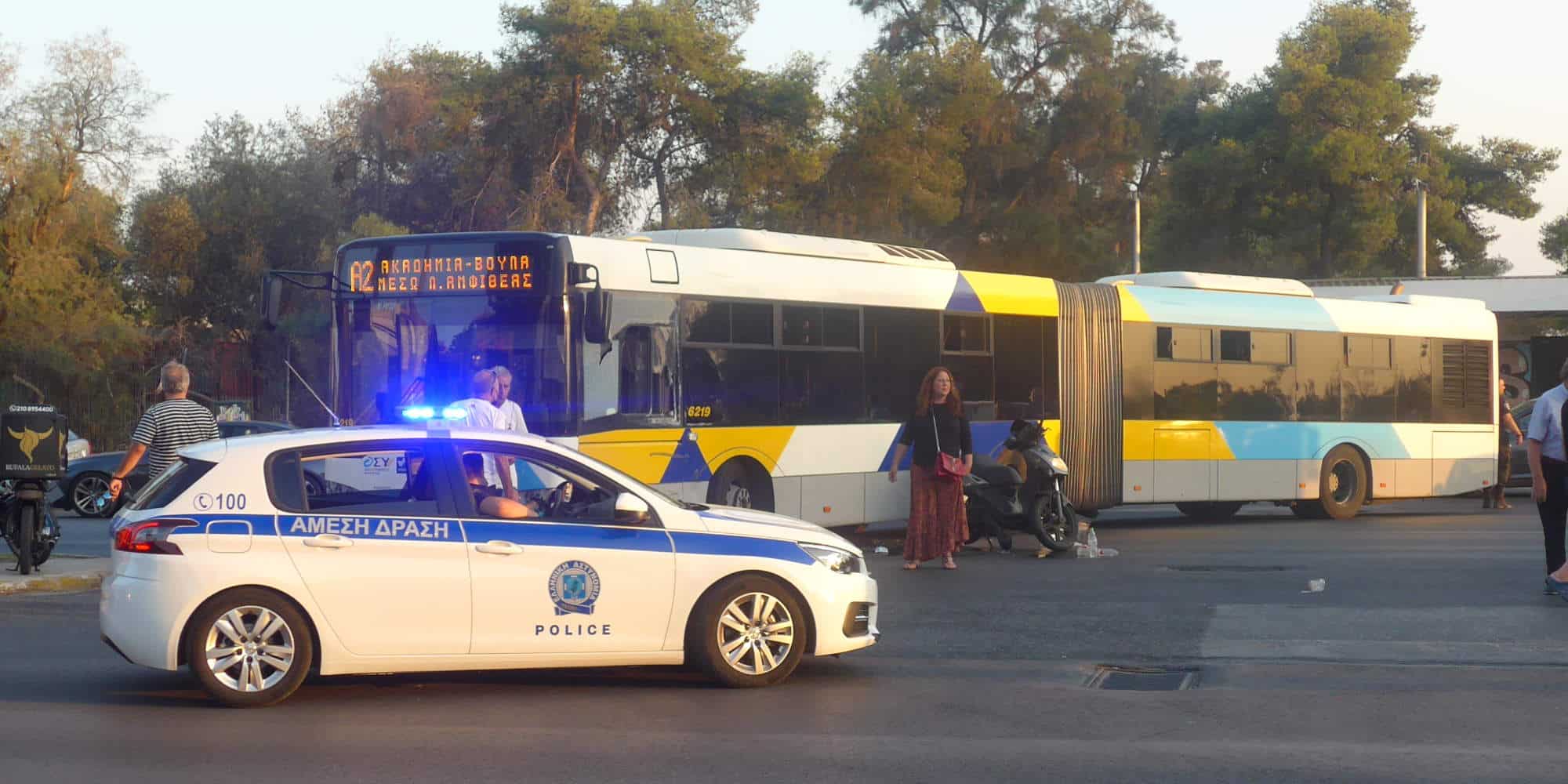 Τροχαίο στην Παραλιακή στη Βούλα. Αστικό λεωφορείο συγκρούστηκε με μηχανάκι