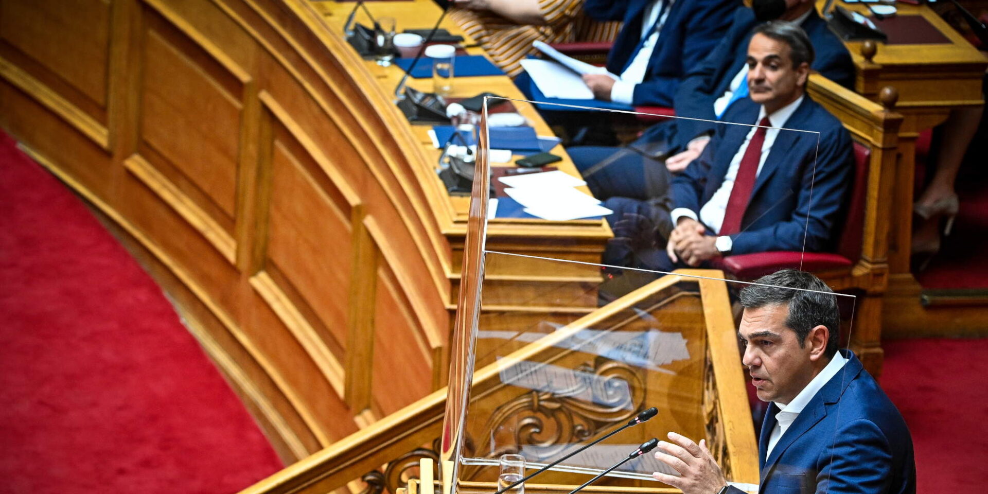 Κυριάκος Μητσοτάκης και Αλέξης Τσίπρας στην ολομέλεια της Βουλής