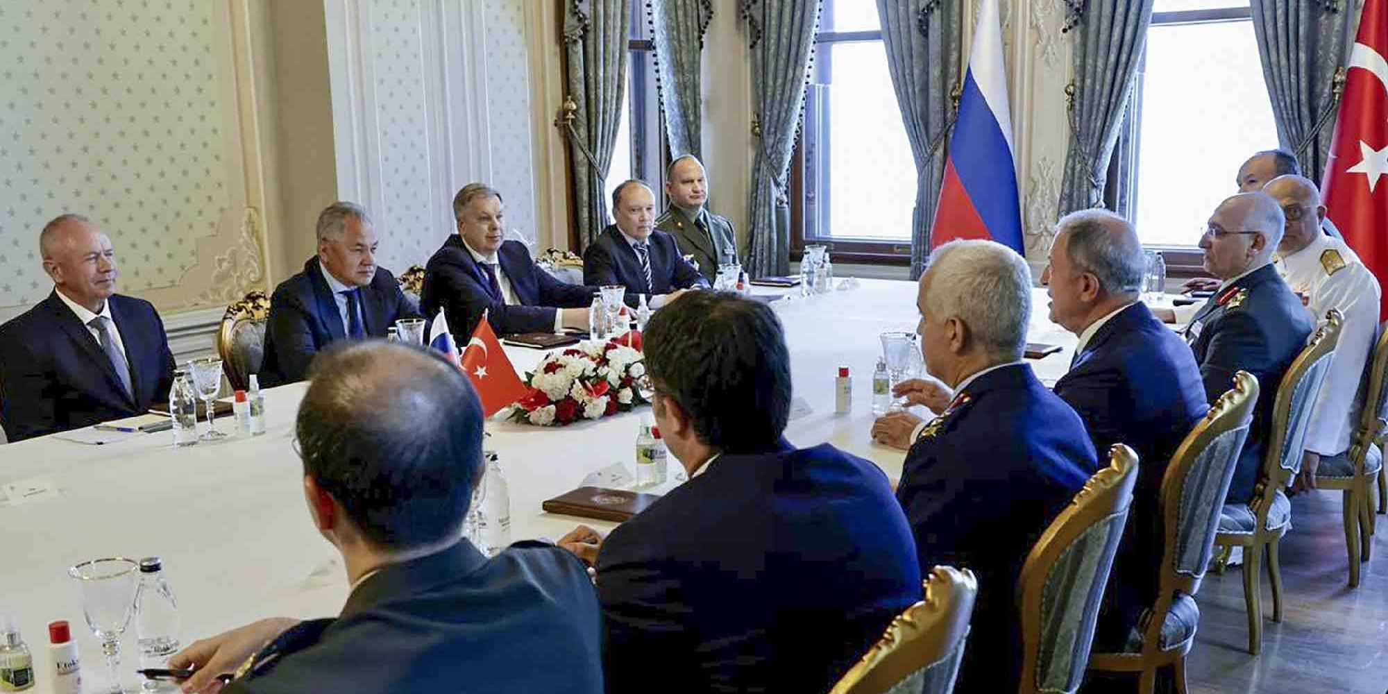 O Ρώσος υπουργός Άμυνας Σεργκέι Σοϊγκού και ο υπουργό Άμυνας της Τουρκίας Χουλουσί Ακάρ πριν από την τελετή υπογραφής της συμφωνίας για την εξαγωγή σιτηρών