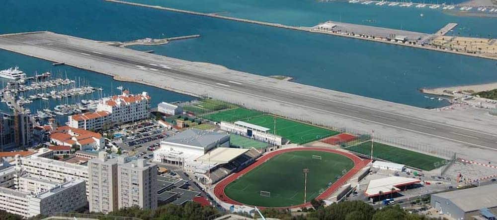 victoria stadium gibraltar - Τα 14 πιο περίεργα γήπεδα ποδοσφαίρου - Χτισμένα στα πιο απίθανα μέρη, ανάμεσά τους και 2 ελληνικά (εικόνες & βίντεο)