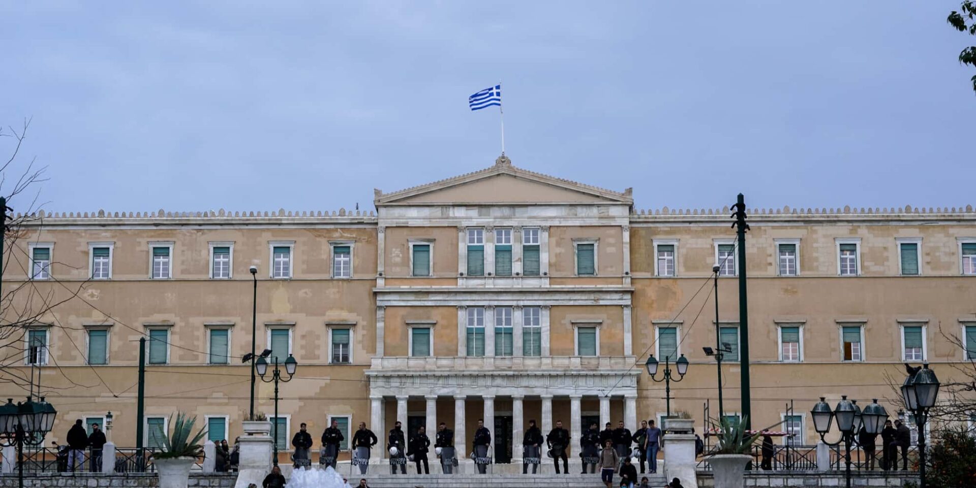 Αστυνομικοί έξω από τη Βουλή