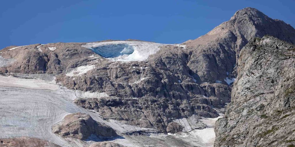 Αποκόλληση μεγάλου στρώματος πάγου στις Δολομιτικές Άλπεις στην Ιταλία