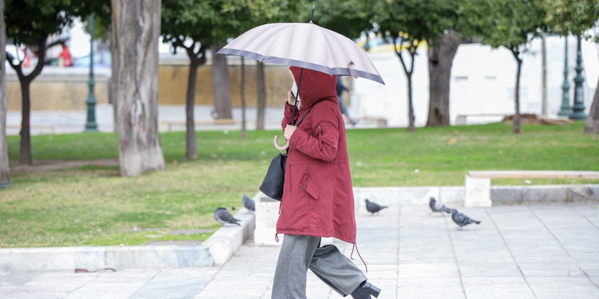Μία κυρία με ομπρέλα στο κέντρο της Αθήνας - Κακοκαιρία