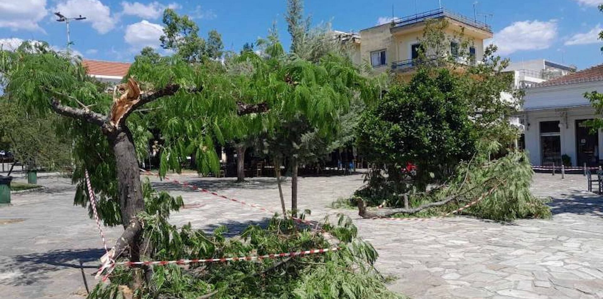 Ανεμοστρόβιλος έπληξε την Καλαμάτα