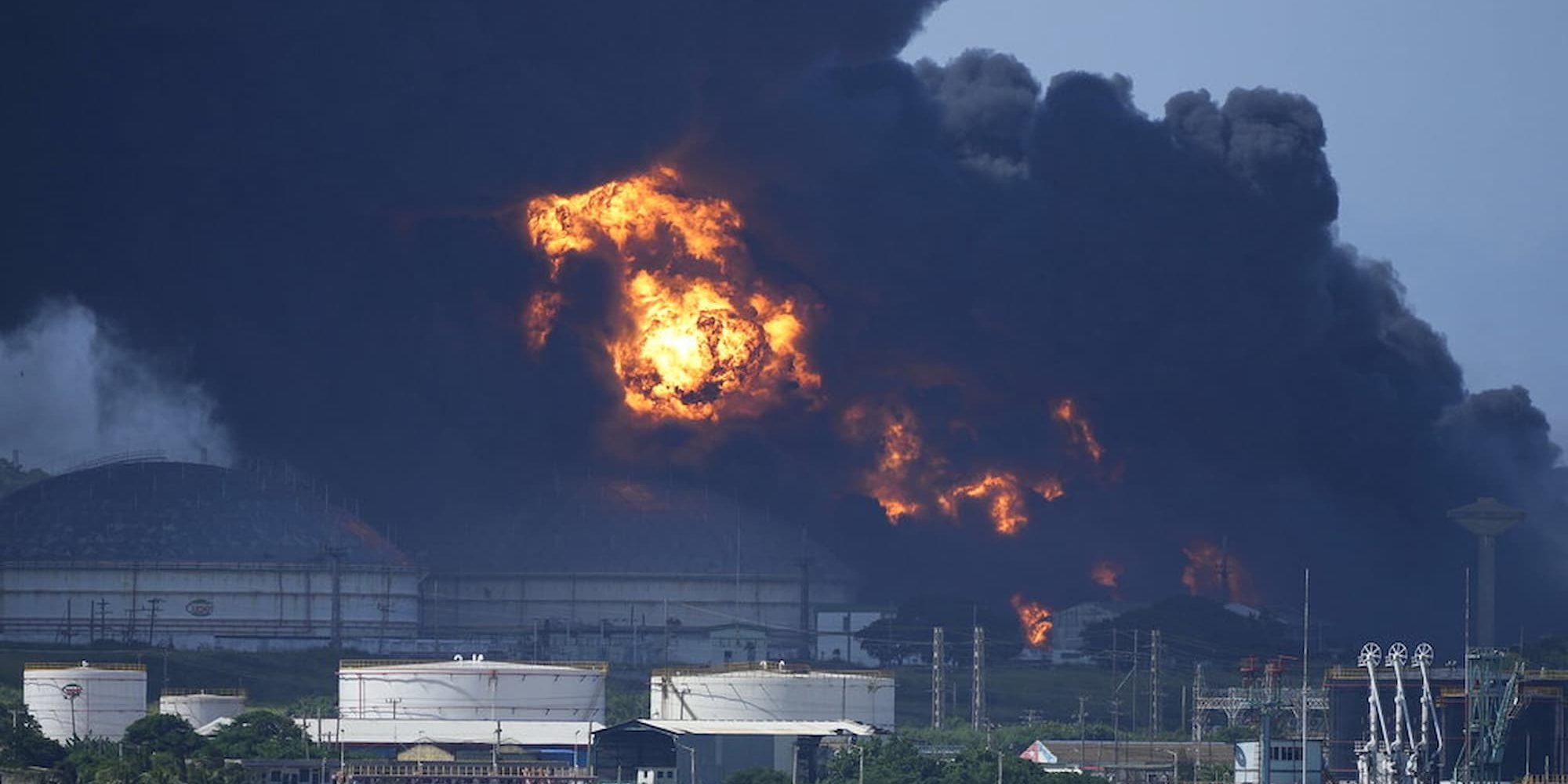 Εκτός ελέγχου η φωτιά σε πετρελαϊκές εγκαταστάσεις στην Κούβα
