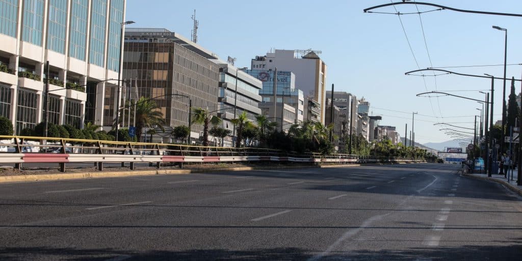 Adeia Athina 15 8 22 3 - Δεκαπενταύγουστος: Έρημη πόλη η Αθήνα - 190.000 αυτοκίνητα έφυγαν από την Αττική (εικόνες & βίντεο)