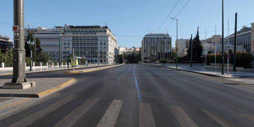 Adeia Athina 15 8 22 4 - Δεκαπενταύγουστος: Έρημη πόλη η Αθήνα - 190.000 αυτοκίνητα έφυγαν από την Αττική (εικόνες & βίντεο)