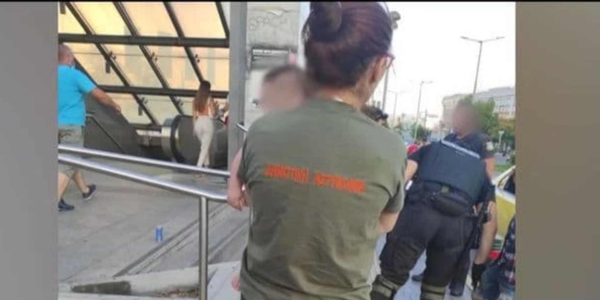 H στιγμή που η Δημοτική Αστυνομία βρίσκει το μωρό στο Αιγάλεω