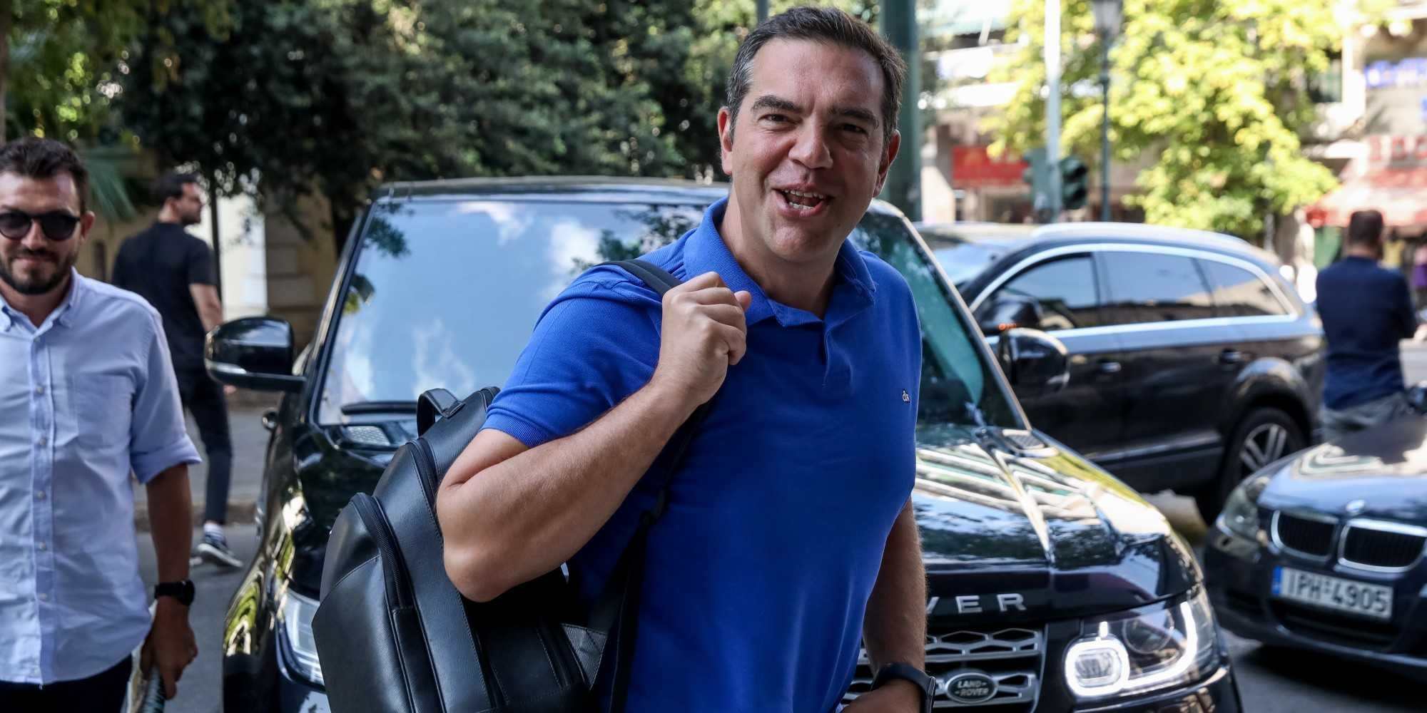 O πρόεδρος του ΣΥΡΙΖΑ, Αλέξης Τσίπρας έξω από τα γραφεία της Κουμουνδούρου
