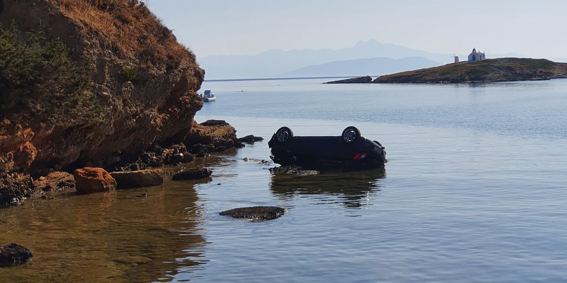 Το αυτοκίνητο που έπεσε στη θάλασσα