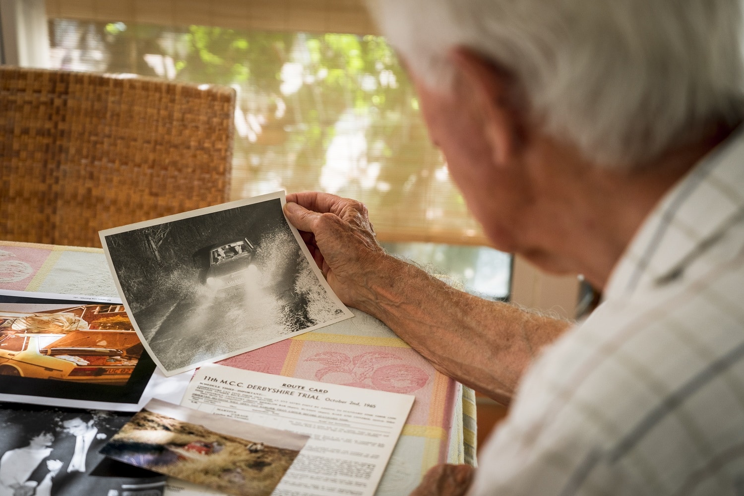 O 84χρονος Βρετανός λάτρης της Fiat κοιτάζει φωτογραφίες με τα μοντέλα της ιταλικής μάρκας που είχε στην κατοχή του