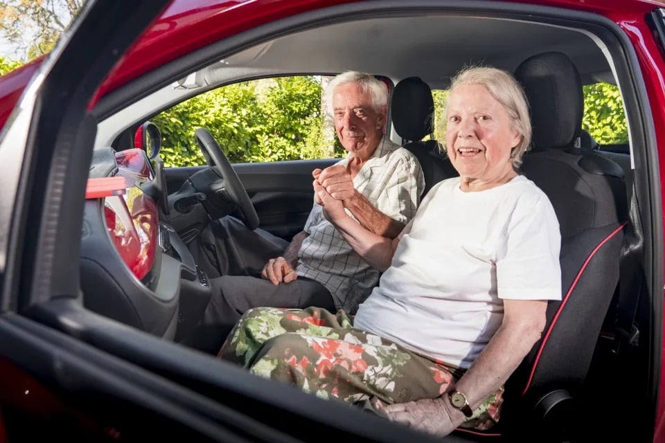 O Βρετανός λάτρης της Fiat με την γυναίκα του