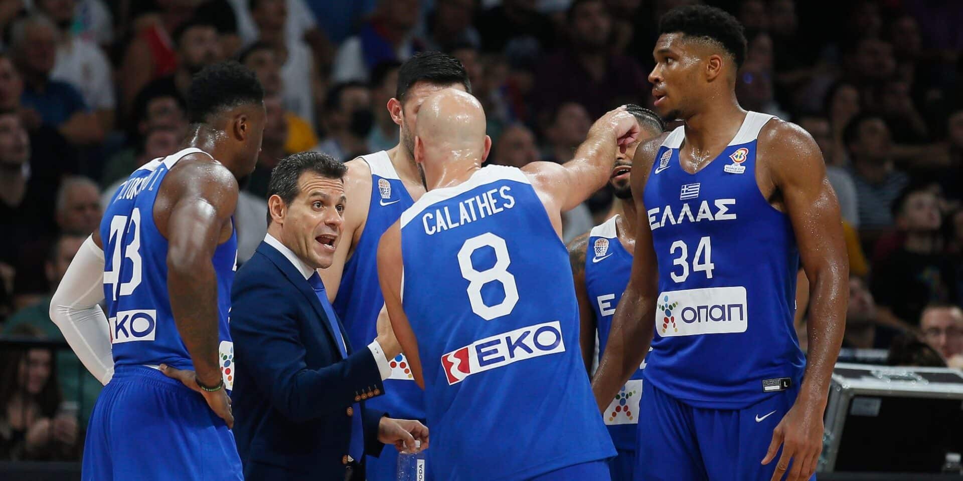 Ο Δημήτρης Ιτούδης με τους παίκτες της Εθνικής