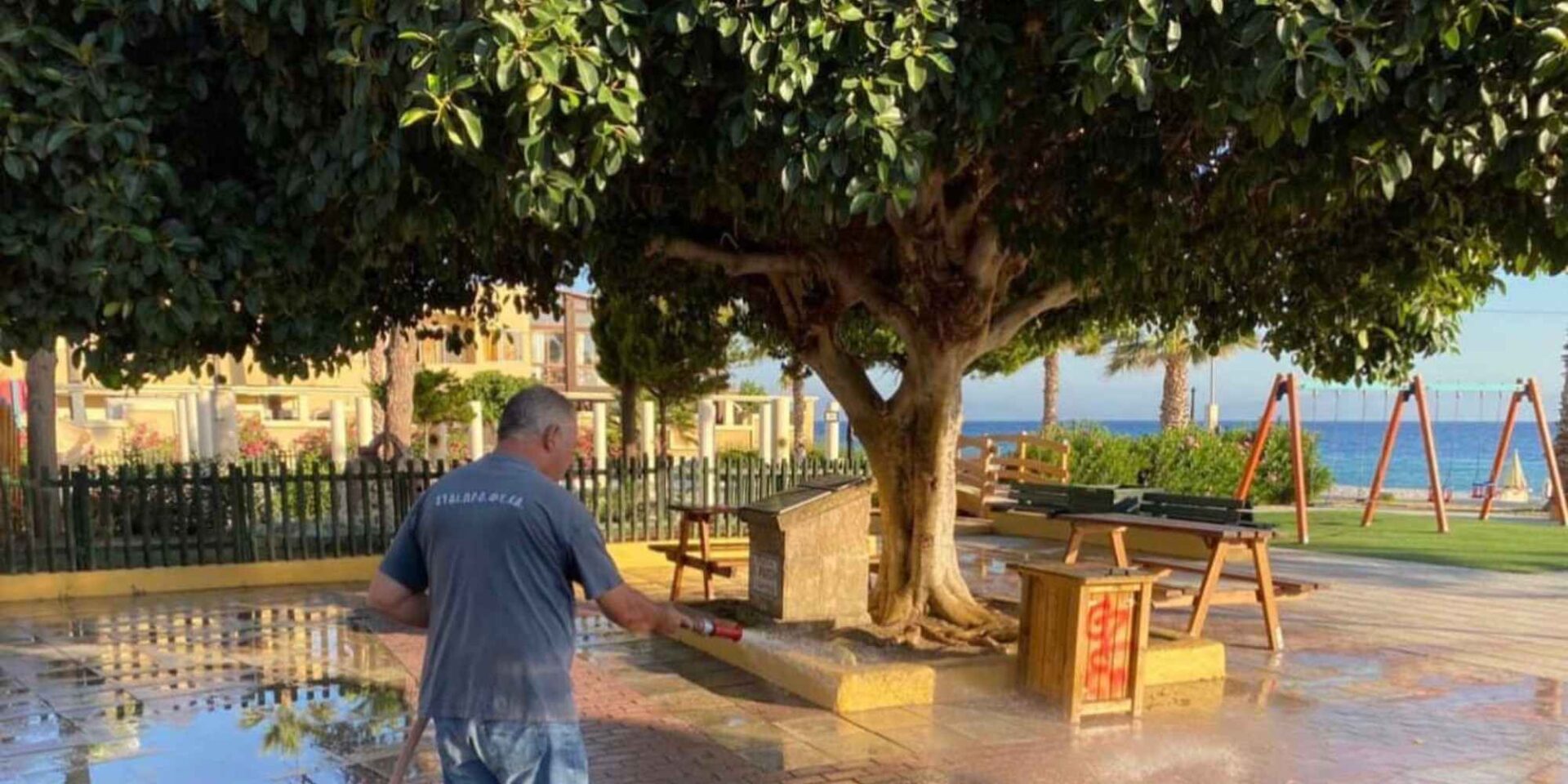 Υπάλληλος του Δήμου Ρόδου πλένει πλατεία του νησιού