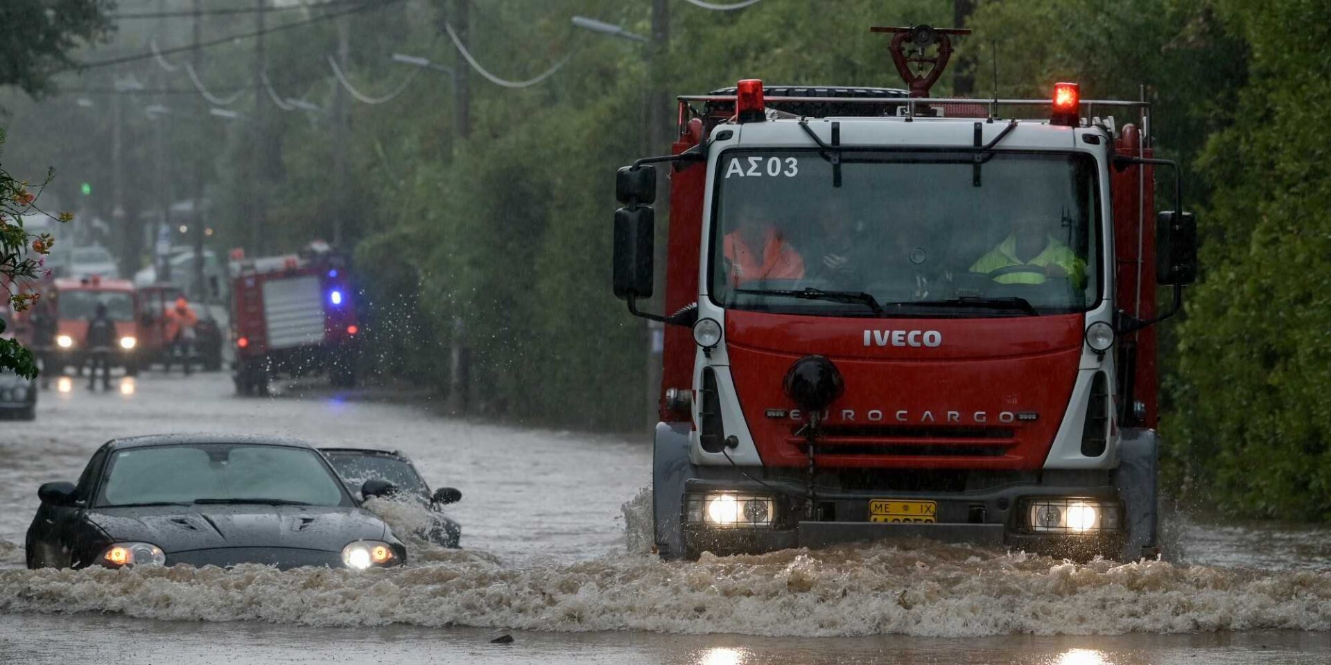 Η Πυροσβεστική απεγκλωβίζει οδηγούς ΙΧ από τους πλημμυρισμένους δρόμους στον Διόνυσο