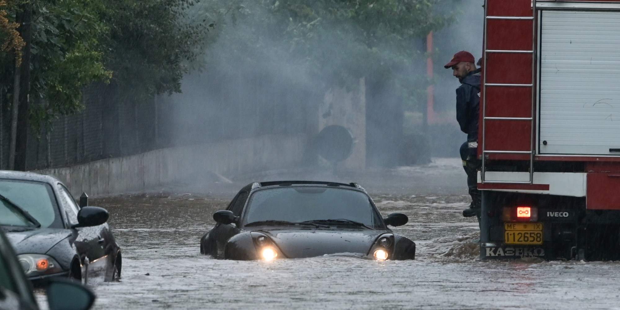 Η Πυροσβεστική απεγκλωβίζει οδηγούς ΙΧ από τους πλημμυρισμένους δρόμους στον Διόνυσο