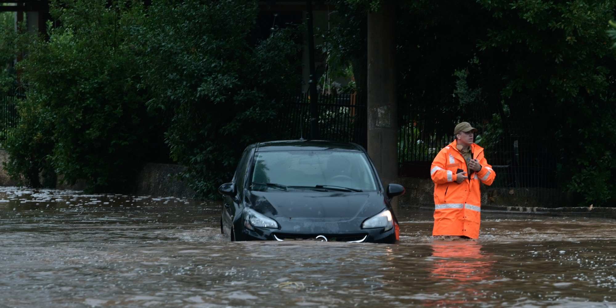 Η Πυροσβεστική απεγκλωβίζει οδηγούς ΙΧ από τους πλημμυρισμένους δρόμους στον Διόνυσο