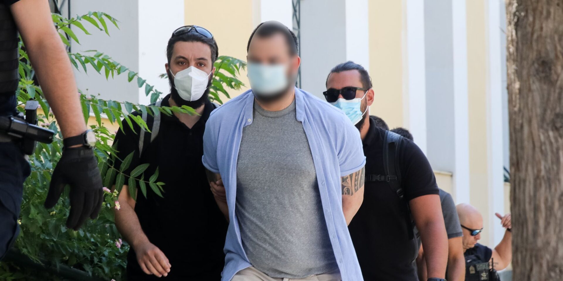 Ο πρώην παίκτης ριάλιτι υπό συνοδεία στον ανακριτή