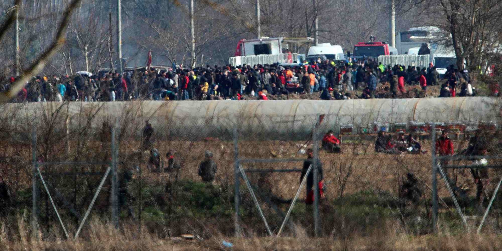 Μετανάστες στον Έβρο και αστυνομικές δυνάμεις