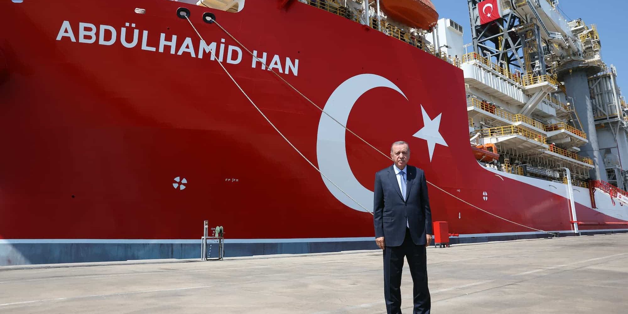 Ο Ρετζέπ Ταγίπ Ερντογάν μπροστά στο τουρκικό γεωτρύπανο