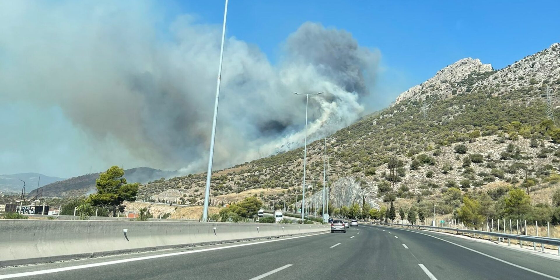 Εικόνα από τη φωτιά στην Ελευσίνα