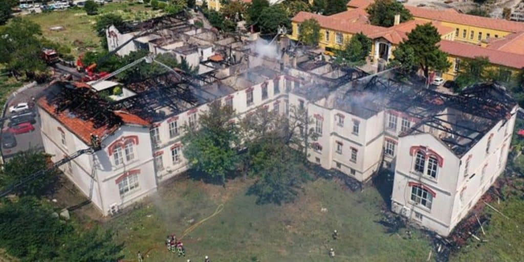 Fwtia Nosokomeio 5 8 22 - Η φωτιά «πλήγωσε» το ιστορικό νοσοκομείο «Βαλουκλή» στην Κωνσταντινούπολη - Ήταν το πρωτοπόρο ίδρυμα της Οθωμανικής Αυτοκρατορίας (εικόνες & βίντεο)