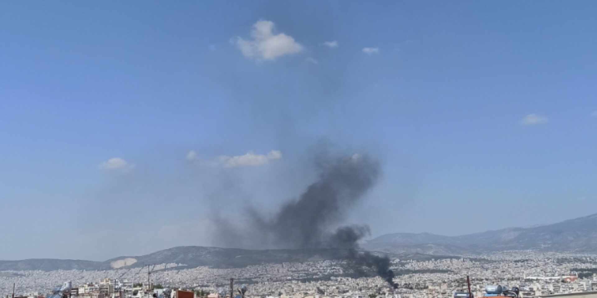 Καπνοί από τη φωτιά στη Ριζούπολη