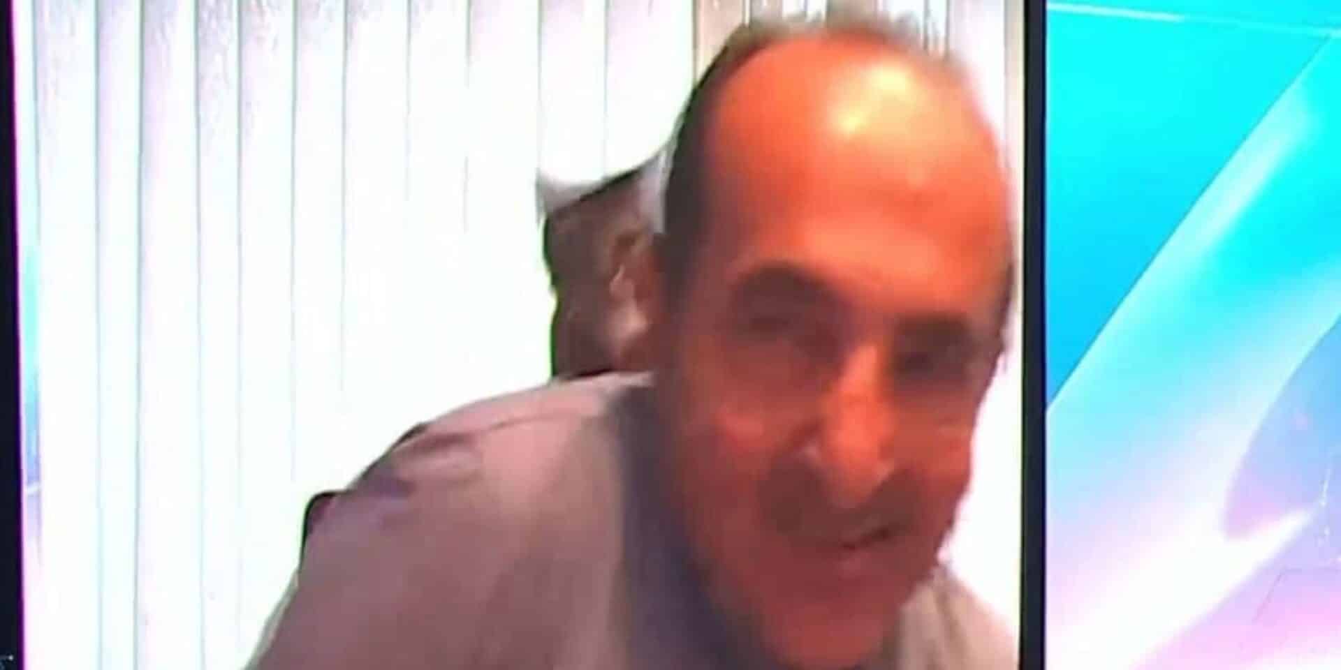 Η στιγμή που η γάτα χτυπάει τον δημοσιογράφο