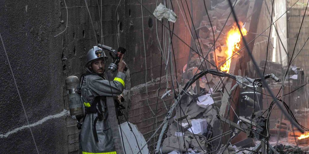 Παλαιστίνιος πυροσβέστης σε κατεστραμμένο κτίριο μετά από ισραηλινές αεροπορικές επιδρομές στην Γάζα