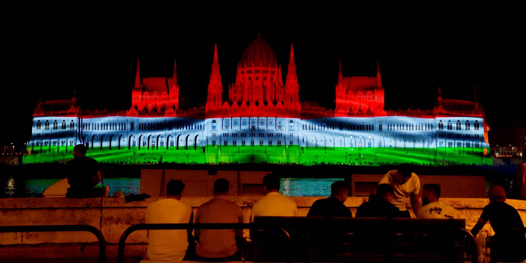 Τα χρώματα της ουγγρικής σημαίας φωτίζουν το κτίριο του Κοινοβουλίου με αφορμή την εθνική εορτή στην Ουγγαρία