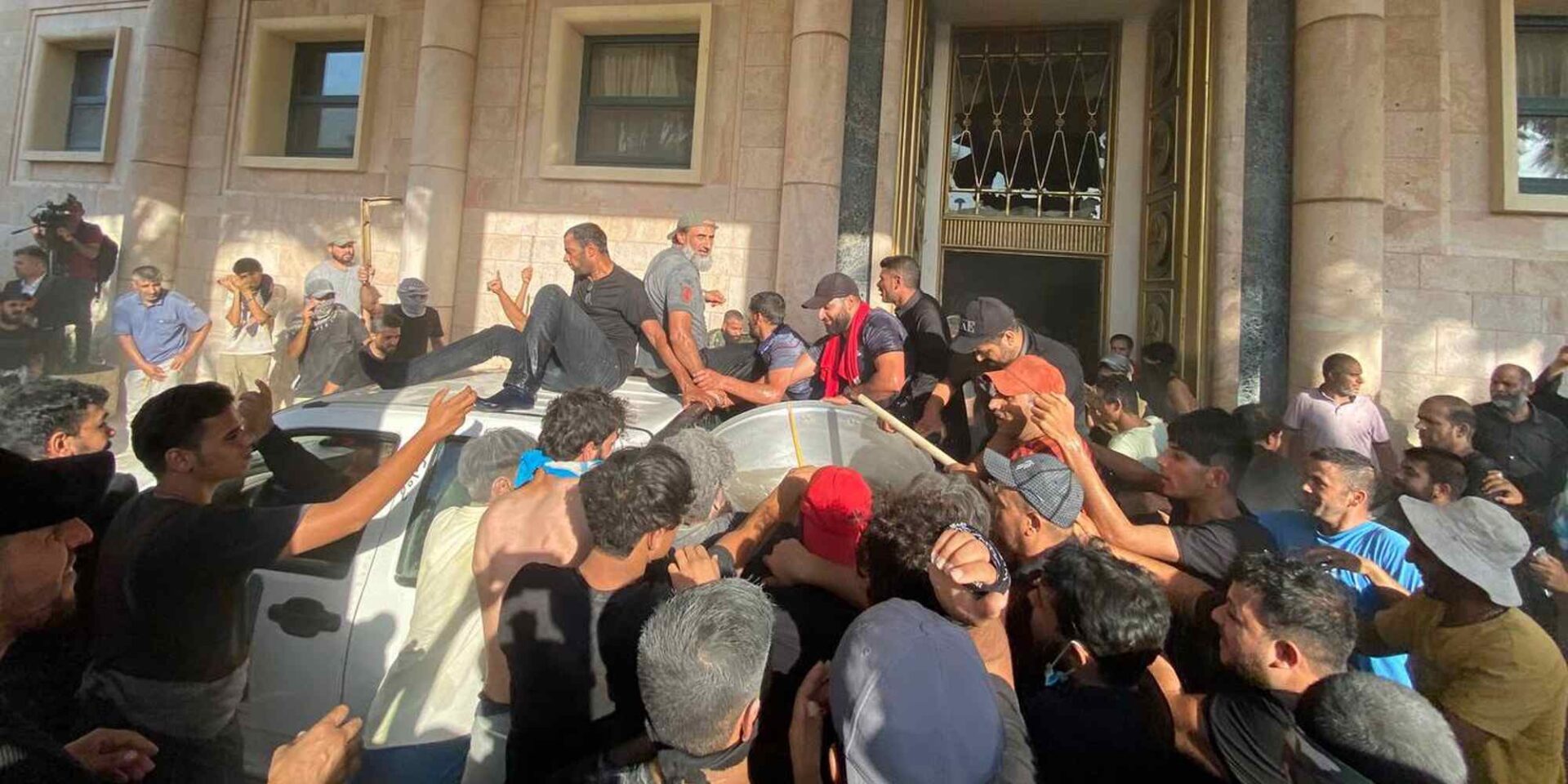 Χάος στο Ιράκ με οπαδούς του σιίτη ιερωμένου Μοκτάντα Σαντρ