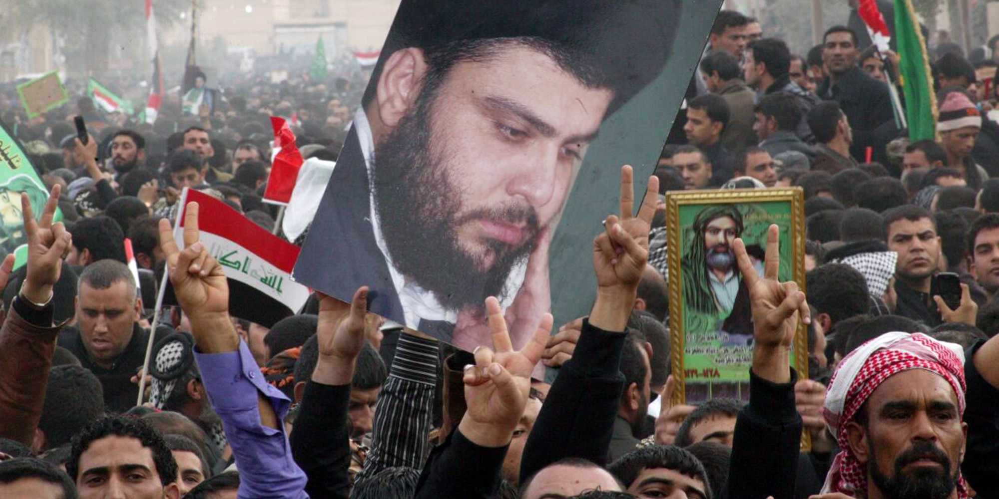 Ιρακινοί κρατούν το πορτρέτο του Μοκτάντα αλ Σαντρ, σιίτη ιερωμένου Μοκτάντα Σαντρ κατά τη διάρκεια συγκέντρωσης 