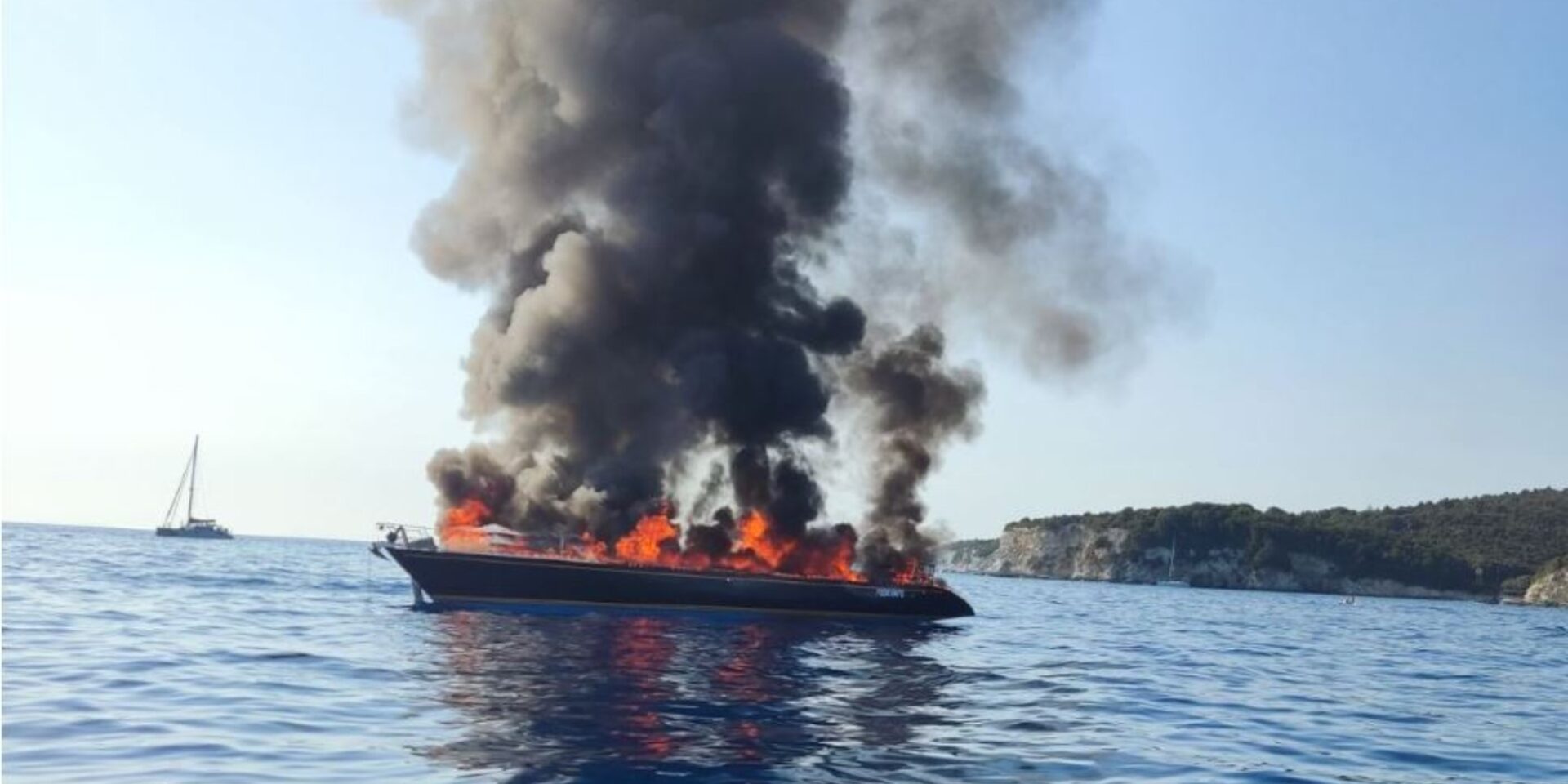 Εικόνα από ιστιοφόρο που πήρε φωτιά