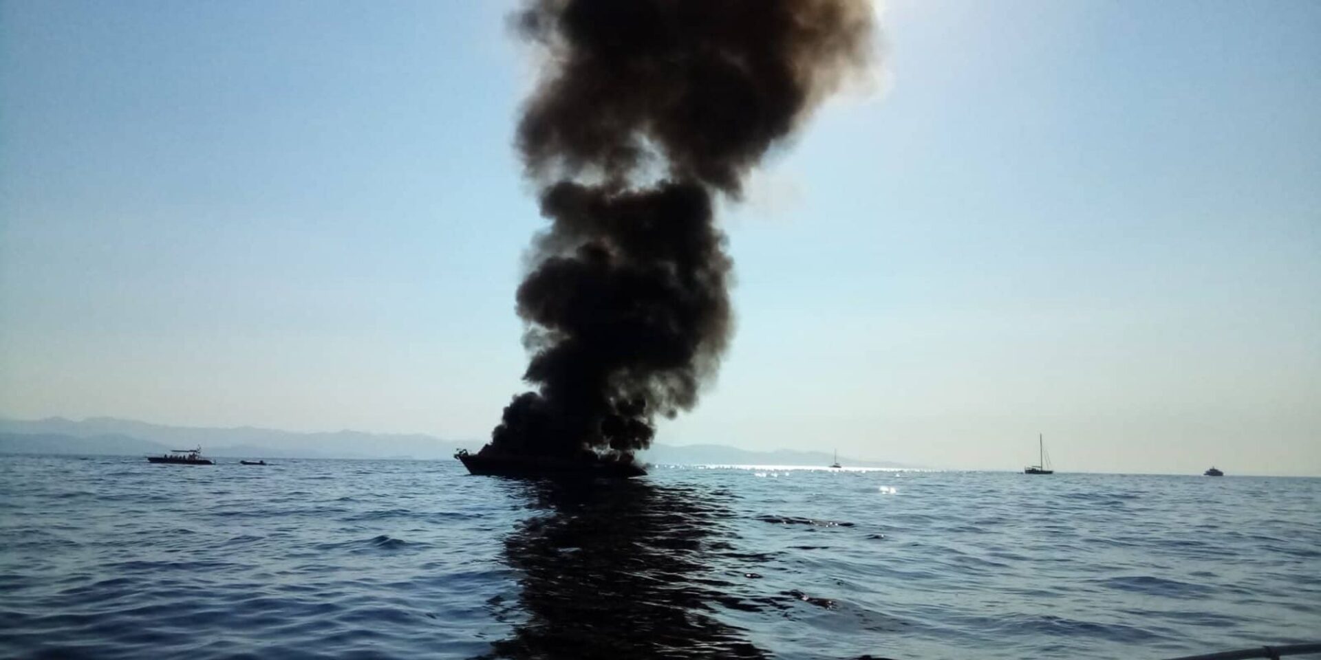 Εικόνα από ιστιοφόρο που πήρε φωτιά