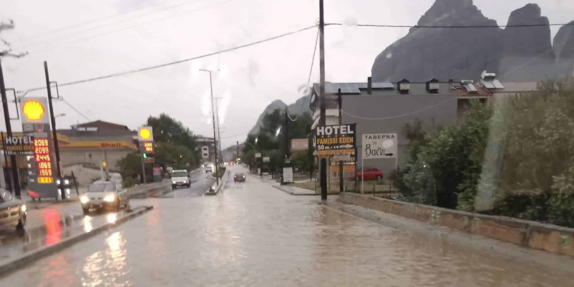 Πλημμυρισμένοι δρόμοι στην Καλαμπάκα