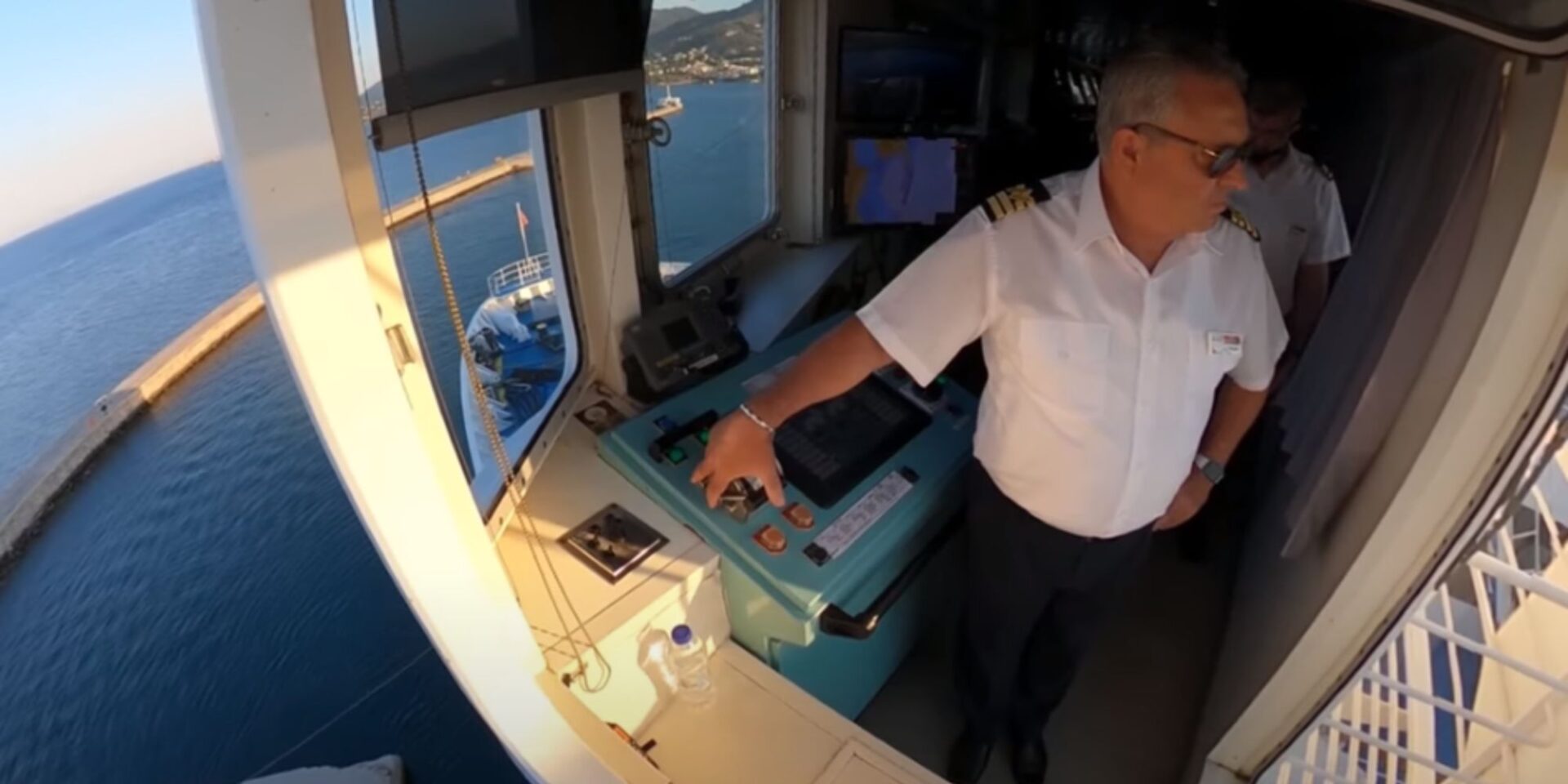 Ο καπετάνιος την ώρα που πάει να δέσει το πλοίο στο λιμάνι