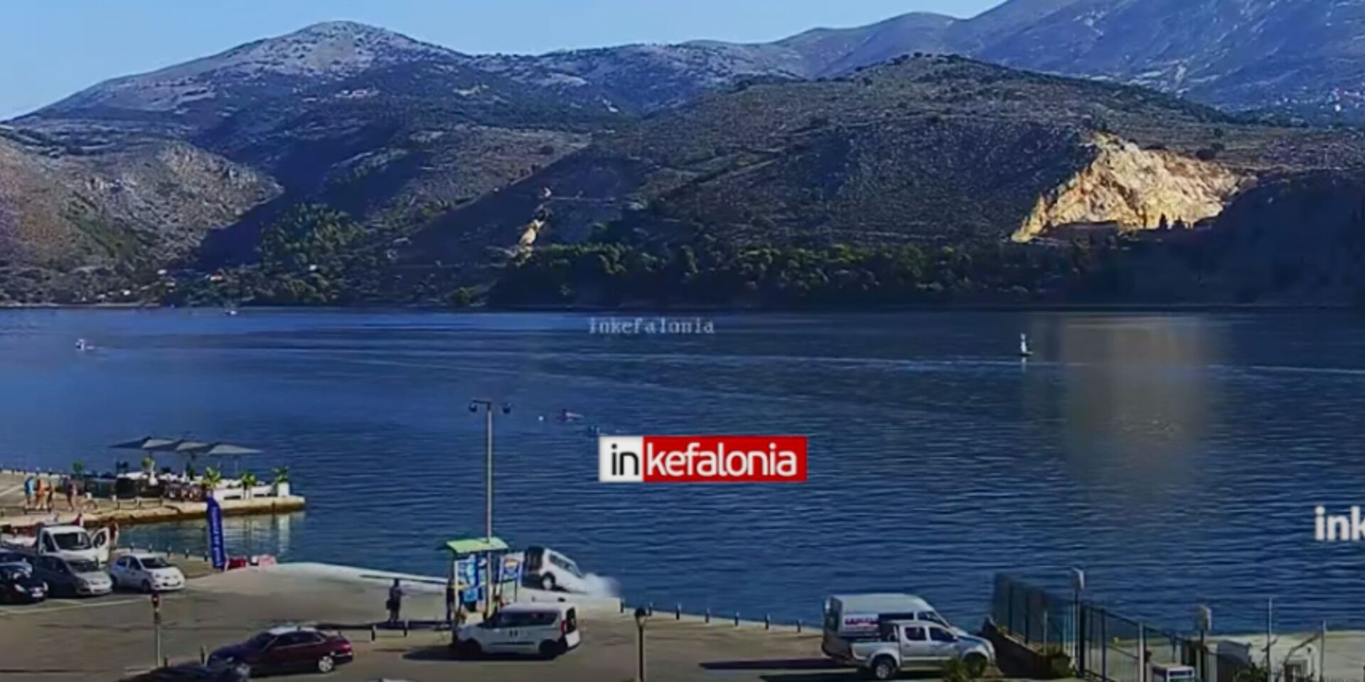 Η στιγμή που το όχημα έπεσε στη θάλασσα