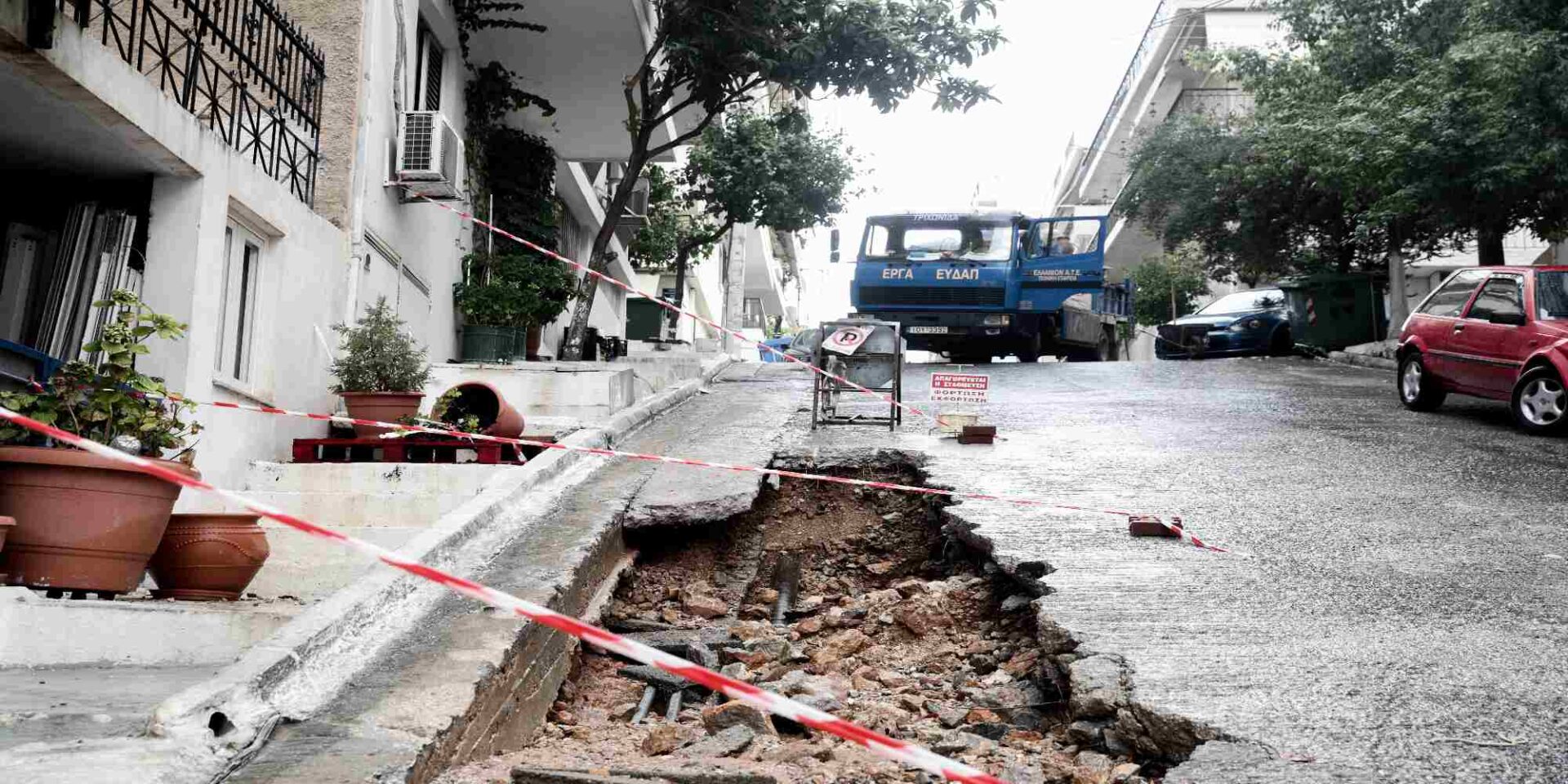 Καθίζηση σε δρόμο στο Κερατσίνι από την ισχυρή καταιγίδα