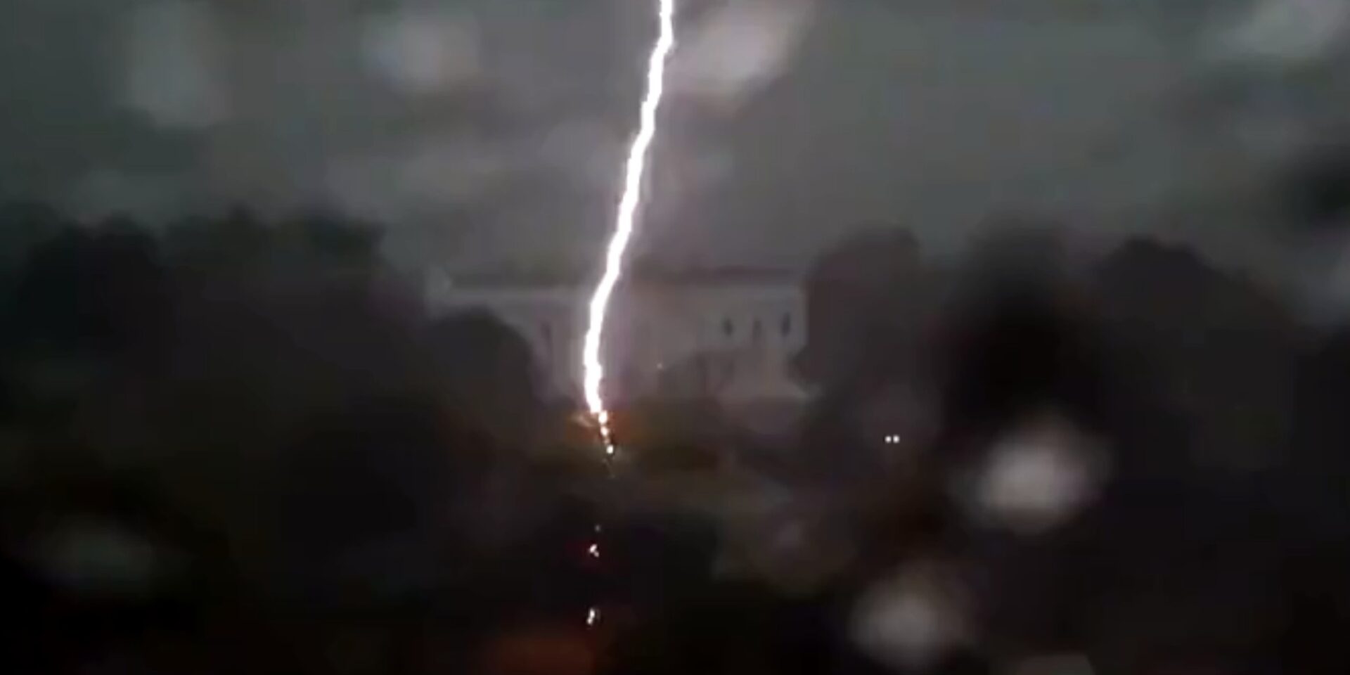 Η στιγμή που κεραυνός πέφτει δίπλα στον Λευκό Οίκο
