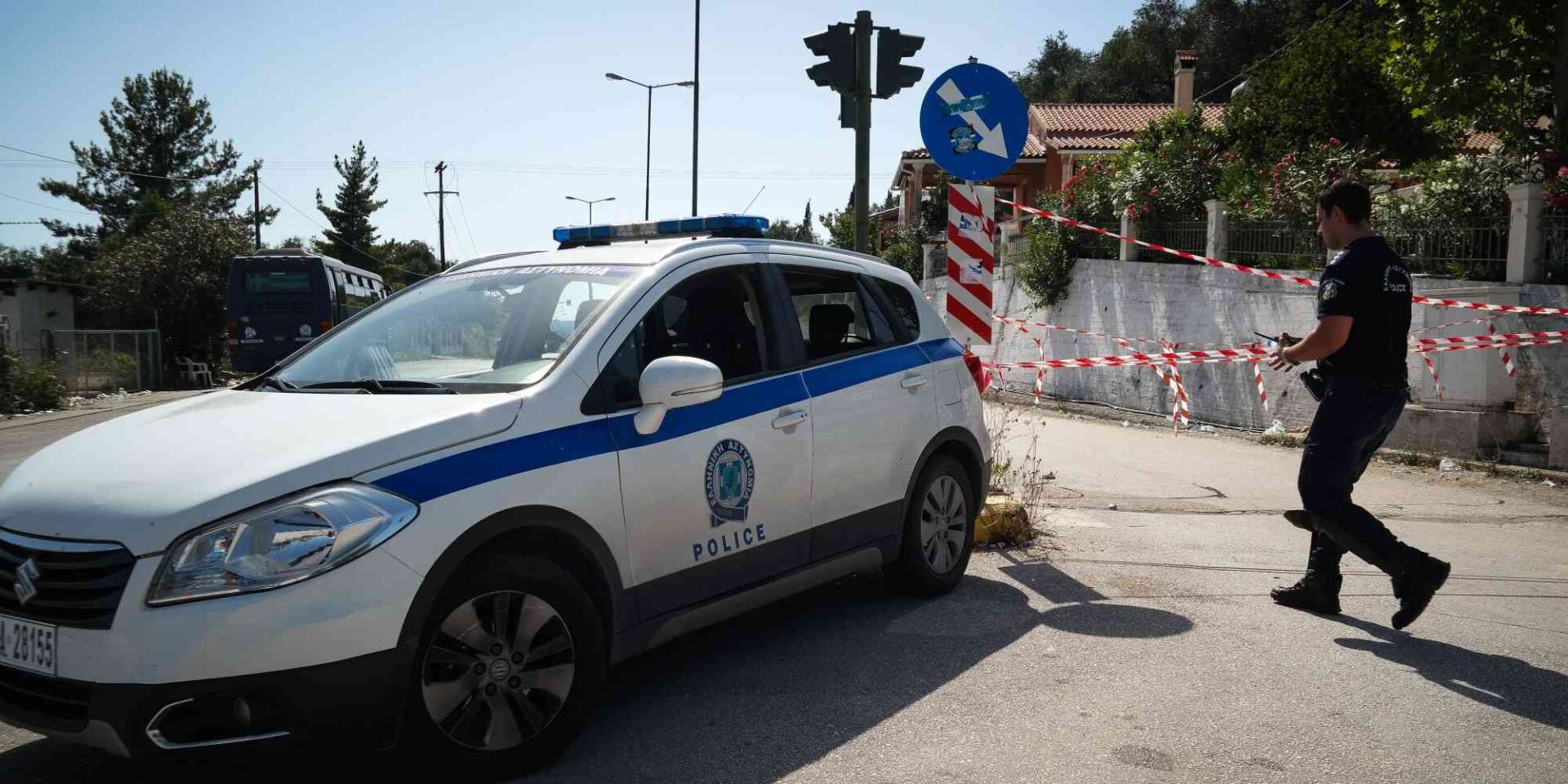 Αστυνομικός της ΕΛΑΣ και περιπολικό