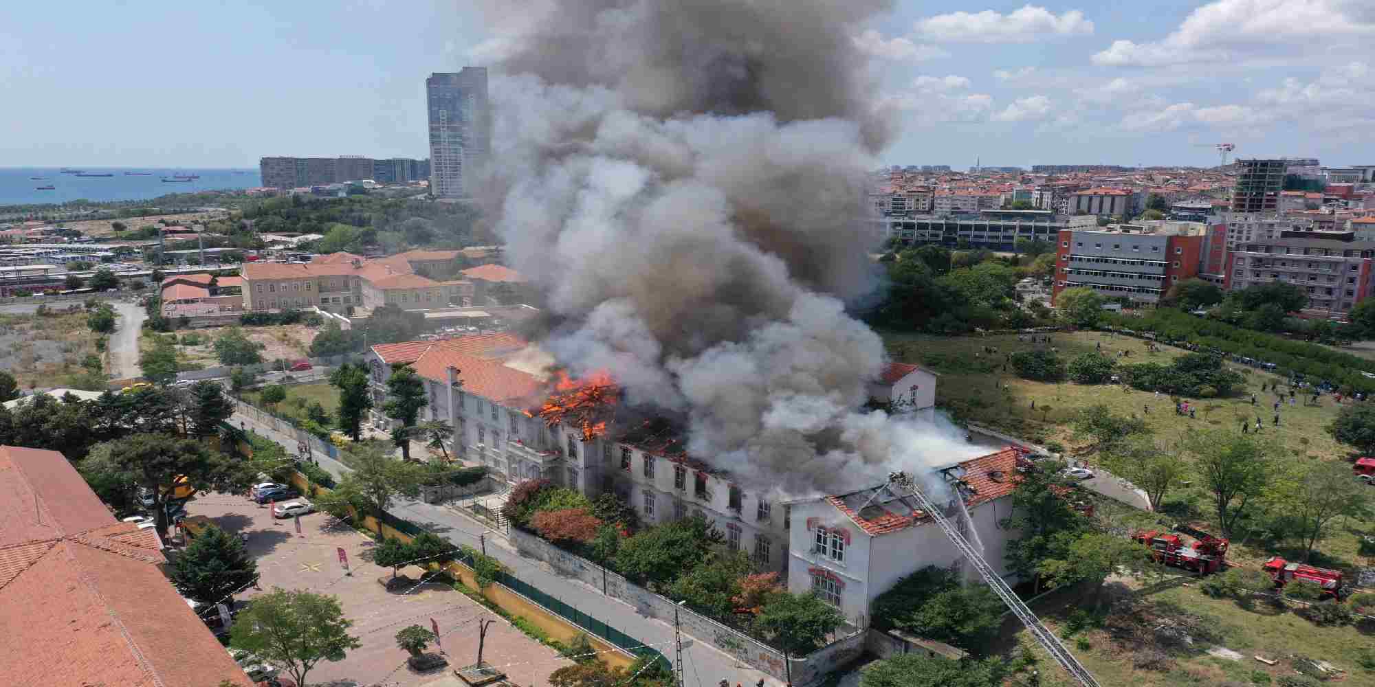 Πυρκαγιά στο Ελληνικό Νοσοκομείο στο Βαλουκλή της Κωνσταντινούπολης, την Πέμπτη 4 Αυγούστου 2022
