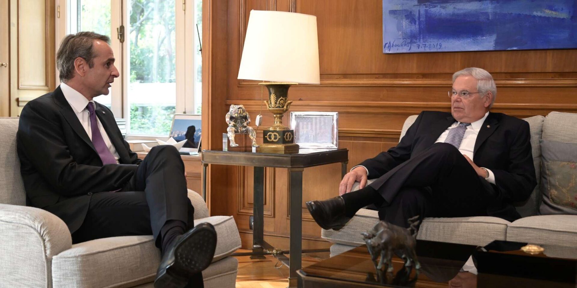 Ο πρωθυπουργός Κυριάκος Μητσοτάκης συναντήθηκε στο Μέγαρο Μαξίμου, με τον Πρόεδρο της Επιτροπής Εξωτερικών Σχέσεων της Γερουσίας των ΗΠΑ, Ρόμπερτ Μενέντεζ