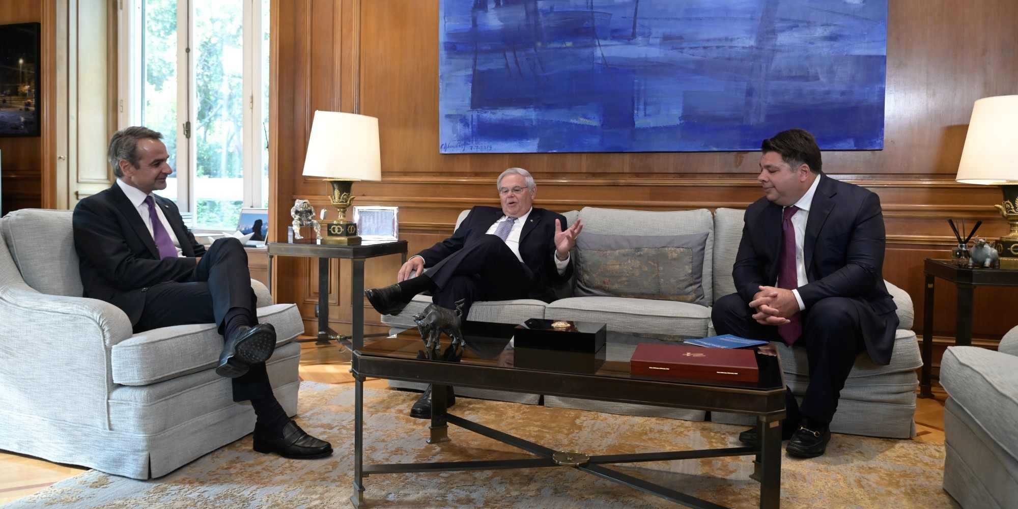 Ο πρωθυπουργός Κυριάκος Μητσοτάκης ο πρόεδρος της Επιτροπής Εξωτερικών Σχέσεων της Γερουσίας των ΗΠΑ, Ρόμπερτ Μενέντεζ και ο αμερικανός πρέσβης Τζορτζ Τσούνης