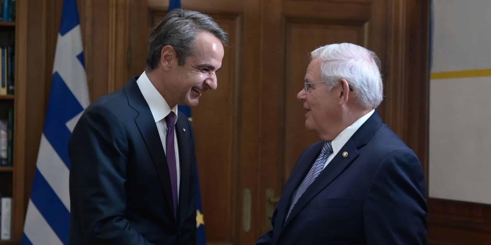 Ο πρωθυπουργός Κυριάκος Μητσοτάκης συναντήθηκε στο Μέγαρο Μαξίμου, με τον Πρόεδρο της Επιτροπής Εξωτερικών Σχέσεων της Γερουσίας των ΗΠΑ, Ρόμπερτ Μενέντεζ