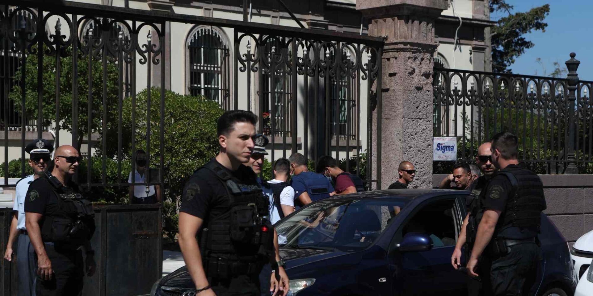 O 53χρονος κατηγορούμενος για βιασμό ποδηγείται από αστυνομικούς στα δικαστήρια της Μυτιλήνης